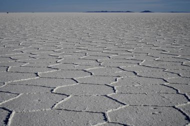 Uyuni, Bolivya 'daki tuz düzlüklerinde altıgen şekiller. 