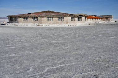 Colchani yakınlarındaki Salar de Uyuni 'deki Dakar Bolivya Anıtı yakınlarındaki tuz oteli. Uyuni, Bolivya, 11 Ekim 2023. 