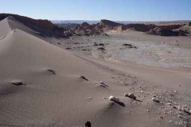 Ay Vadisi 'ndeki kum tepeleri ve dağlar (Valle De La Luna), San Pedro de Atacama, Şili.