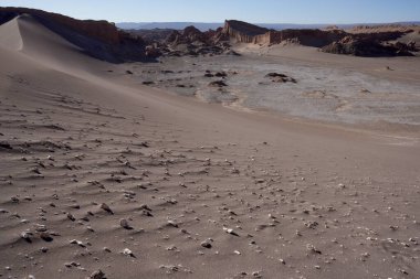 Ay Vadisi 'ndeki kum tepeleri ve dağlar (Valle De La Luna), San Pedro de Atacama, Şili.