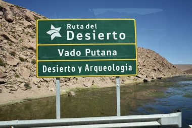 Çöl Yolu, Çöl ve Arkeoloji için turist tabelası. Machuca, San Pedro de Atacama, Antofagasta, Şili, 15 Ekim 2023. 