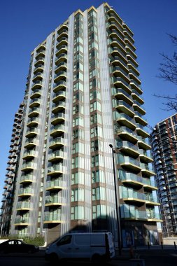 Forbes Apartmanları, mavi gökyüzünün altında modern gökdelenler. Woolwich, Londra, İngiltere, 19 Ocak 2024. 