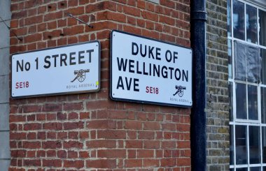 1. Cadde ve Wellington Caddesi, Woolwich Arsenal Dükü, Woolwich, Londra, İngiltere, 19 Ocak 2024 köşesindeki sokak tabelaları.. 
