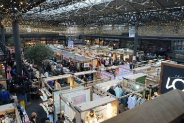 Old Spitalfields Market 'te tezgah ve müşteriler, 1666' dan beri ticaret, Londra, İngiltere, 20 Ocak 2024. 