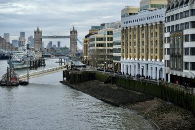 Londra Köprüsü Hastanesi ve HMS Belfast ile Thames Nehri üzerindeki Tower Bridge. Londra, İngiltere, 20 Ocak 2024. 