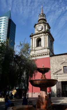 Iglesia de San Francisco 'da Comunidad Edificio Torre Alameda arkada. Santiago, Şili, 16 Ekim 2023.