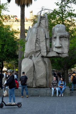 Plaza de Armas 'daki Yerli Halk Anıtı (Monumento a los Pueblos Indgenas). Santiago, Şili, 16 Ekim 2023. 