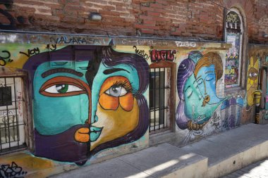 Paseo Yugoslavo bölgesindeki duvarlara sokak sanatı çizilmiş. Valparaso, Şili, 17 Ekim 2023. 