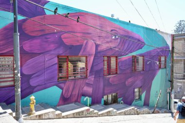 Binalar üzerinde parlak ve renkli sanat eserleri. Valparaso, Şili, 17 Ekim 2023. 