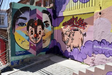 Binalar üzerinde parlak ve renkli sanat eserleri. Valparaso, Şili, 17 Ekim 2023. 