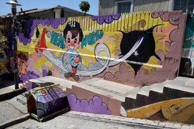 Binalar üzerinde parlak ve renkli sanat eserleri. Valparaso, Şili, 17 Ekim 2023. 