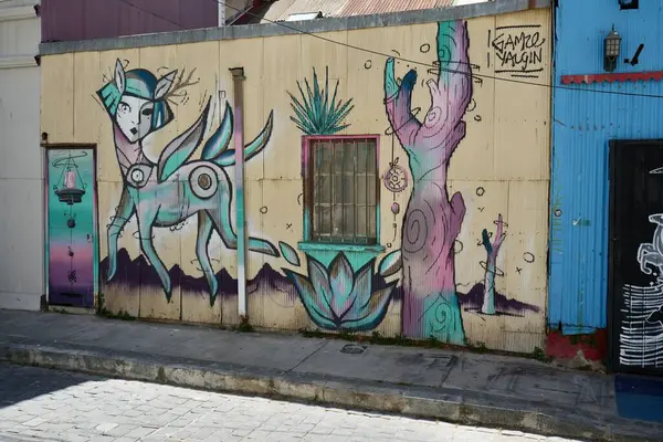 Bükülmüş bir binanın üzerine renkli bir duvar resmi çizilmiş. Valparaso, Şili, 17 Ekim 2023. 