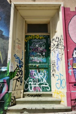 Grafiti ile renklendirilmiş ahşap bir kapı. Valparaso, Şili, 17 Ekim 2023. 