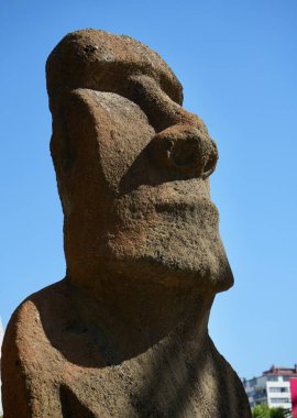 Mavi gökyüzüne karşı Easter Adası Kafası. Valparaso, Şili, 17 Ekim 2023. 