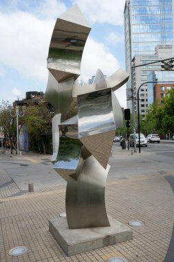 Heykellerin Yürüyüşü 'ndeki metal soyut heykel, Las Condas. Santiago, Şili. 18 Ekim 2023. 