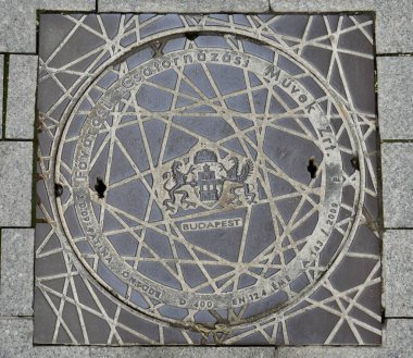 2009 'da Budapeşte Tepesi' nde bir adam deliği kapağı. Budapeşte, Macaristan, 27 Şubat 2024. 