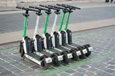 27 Şubat 2024 'te Budapeşte, Macaristan' da limon motorları sıralanmıştı.. 