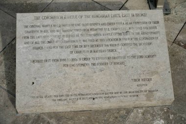 Macar Kralları 'nın Taç Giyme Mantosu' nun Bronz döküm tablosu. Saint Mary Magdalene Kilisesi 'nin önünde. Budapeşte, Macaristan, 27 Şubat 2024. 