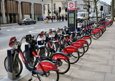Güney Kensington 'da kiralık bir dizi Santander bisikleti. Londra, İngiltere, 15 Mart 2024. 