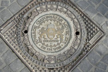 Demir Kanalizasyon kapağı Budapeşte dekorasyonuyla kaplanmış. Budapeşte, Macaristan, 27 Şubat 2024. 
