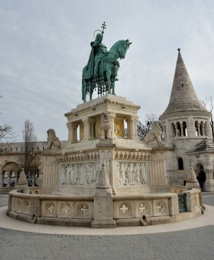 Aziz Stephen 'ın Balıkçı Kalesi' ndeki heykeli. Heykeltıraş Alajos Strbl tarafından, 1906 yılında tamamlandı. Budapeşte, Macaristan, 27 Şubat 2024. 