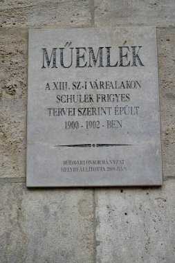 Buda Kalesi Duvarları 'nda 1900 yılından kalma bir bina için anıt işareti. Budapeşte, Macaristan, 27 Şubat 2024. 