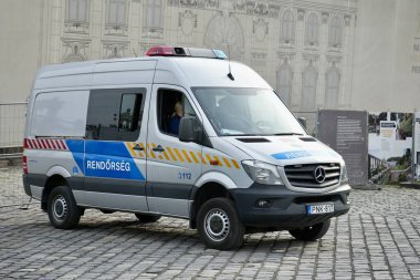 Macaristan Polis Mercedes Sprinter Van Budapeşte Şatosu, Macaristan, 27 Şubat 2024. 