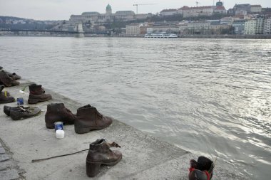 Ayakkabılar Tuna Nehri kıyısında, Tuna Güvertesi 'nin Pest tarafında. Faşist Macar milisler tarafından katledilen Yahudilerin anısına. Budapeşte, Macaristan, 27 Şubat 2024. 