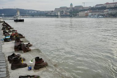 Ayakkabılar Tuna Nehri kıyısında, Tuna Güvertesi 'nin Pest tarafında. Faşist Macar milisler tarafından katledilen Yahudilerin anısına. Budapeşte, Macaristan, 27 Şubat 2024. 