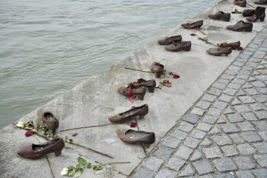 Ayakkabılar Tuna Nehri kıyısında, Tuna Güvertesi 'nin Pest tarafında. Faşist Macar milisler tarafından katledilen Yahudilerin anısına. Budapeşte, Macaristan, 27 Şubat 2024. 