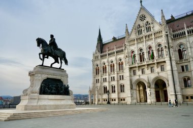 Macar Parlamentosu binasının dışındaki Kossuth Lajos Meydanı 'ndaki Kont Gyula Andrssy' nin heykeli. Budapeşte, Macaristan, 27 Şubat 2024. 