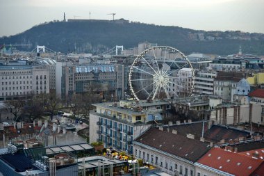 Budapeşte ve St. Stephens Bazilikası 'nın çatısından The Big Wheel manzarası. Budapeşte, Macaristan, 27 Şubat 2024. 