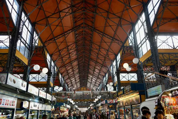 Merkezi Pazar Salonu 'nun iç manzarası, ya da Büyük Pazar Salonu, 1897' de açıldı. Budapeşte, Macaristan, 28 Şubat 2024. 