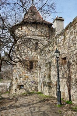 29 Şubat 2024 'te Budapeşte, Macaristan' daki Vajdahunyad Şatosu 'ndaki kaldırım ve sokak lambalarının yanındaki taş kule.. 