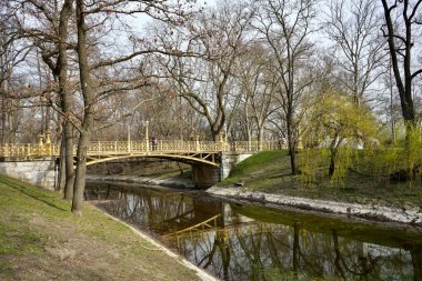 Vajdahunyad Kalesi 'ndeki hendeğin üzerindeki Demir Köprü' yü süsleyin. Budapeşte, Macaristan, 29 Şubat 2024. 