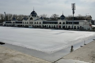 Şehir Parkı Buz Pisti ve Tekne Pisti yaz ayları boyunca kapalıydı. Budapeşte, Macaristan, 29 Şubat 2024. 