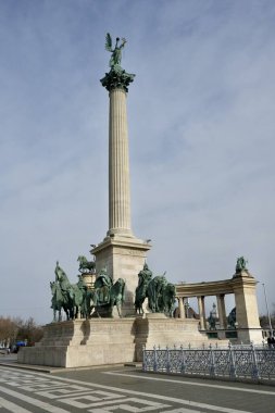 29 Şubat 2024 'te Budapeşte, Macaristan' daki Kahramanlar Meydanı 'ndaki sütun ve heykeller. 