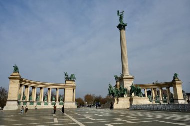 Kahramanlar Meydanı 'ndaki sütunlar ve heykeller. Budapeşte, Macaristan, 29 Şubat 2024. 