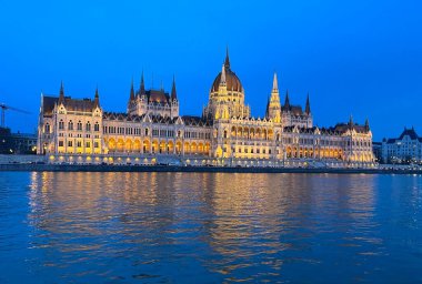 Tuna Nehri 'nden Macar Parlamento Binası' nın akşam çekimleri. Budapeşte, Macaristan, 29 Şubat 2024. 