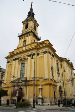 Avila Kilisesi 'nden St. Teresa, gri gökyüzünün altında. Budapeşte, Macaristan, 1 Mart 2024.  