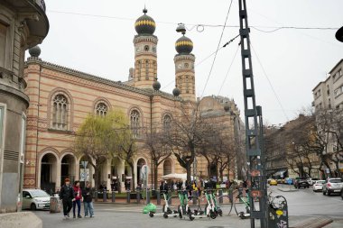 Dohny Sokağı Sinagogu 'nun dışındaki sokak manzarası. Budapeşte, Macaristan, 1 Mart 2024.  