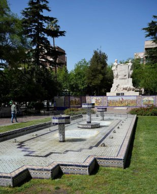 Plaza Espana 'daki Hispano-Arjantin Bursu' na ait renkli fayanslı anıt. Mendoza, Arjantin, 19 Ekim 2023. 