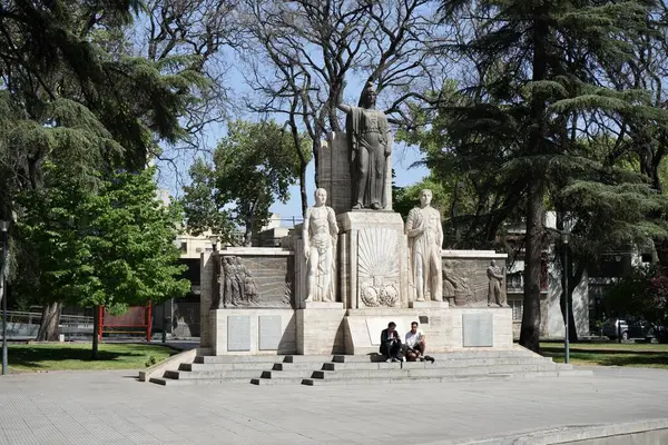 Plaza Italia, İtalyan göçmen ve cemaatinin anısına heykeller, Mendoza, Arjantin, 19 Ekim 2023. 