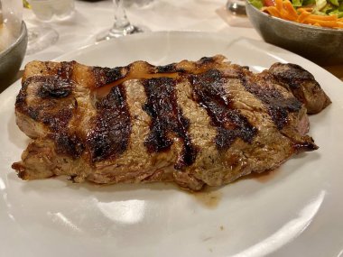 Tabakta harika bir ızgara Arjantin bifteği..