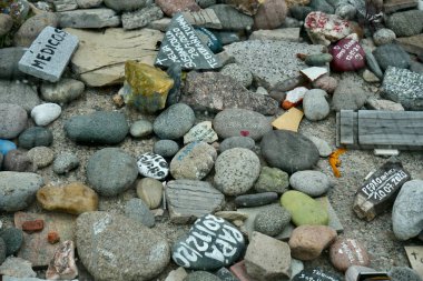 Arjantin 'deki COVID kurbanlarının anısına Plaza De Mayo' daki General Belgrano heykelinin altındaki taşlar. Buenos Aires, Arjantin, 22 Ekim 2023. 