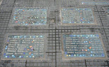 1976-1983 yılları arasında Arjantin Askeri Diktatörlüğü 'nden kaybolanların anısına kaplanmış plaketler. Buenos Aires, Arjantin, 22 Ekim 2023. 