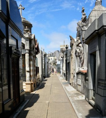 La Recoleta Mezarlığı 'ndaki mezarlardan geçerek. Buenos Aires, Arjantin, 22 Ekim 2023. 