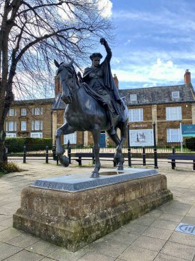 Banbury Cross, Banbury, İngiltere 'deki Ride A Horck Horse heykeli, 6 Nisan 2024. 