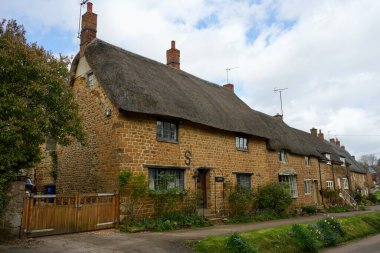 Bu güzel Oxfordshire Köyü 'ndeki güzel geleneksel Thatched kulübeleri. Wroxton, Oxfordshire, İngiltere. 7 Nisan 2024. 