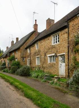 Bu güzel Oxfordshire Köyü 'ndeki güzel geleneksel Thatched kulübeleri. Wroxton, Oxfordshire, İngiltere. 7 Nisan 2024. 